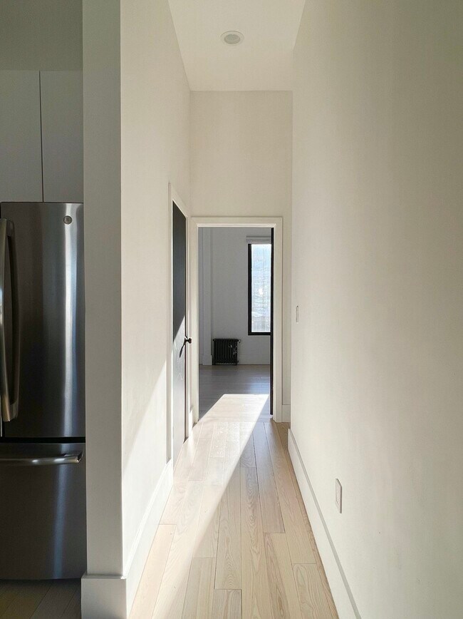 Foto del edificio - 1387 Putnam Ave