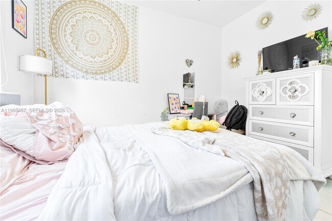 Building Photo - 817 NE 211th St