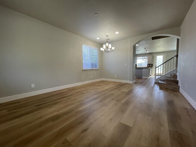 Building Photo - 3157 Rogue River Dr