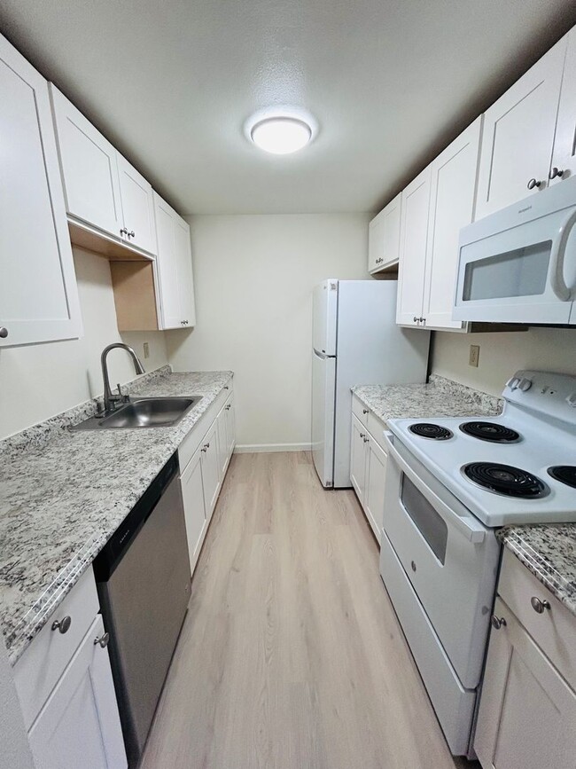 Building Photo - Great 3 Bedroom 1.75 Bathroom Condo! Washer/Dryer Hook Ups! W/S/G Paid!