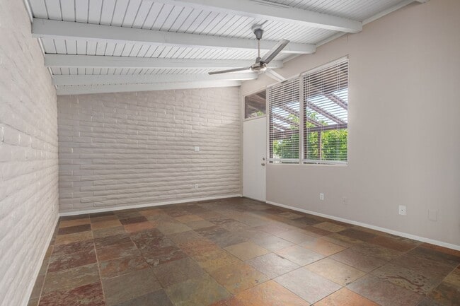 Building Photo - 2-Bedroom Condo in Citrus Acres Steps from...