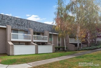 Building Photo - 675 Sharon Park Dr