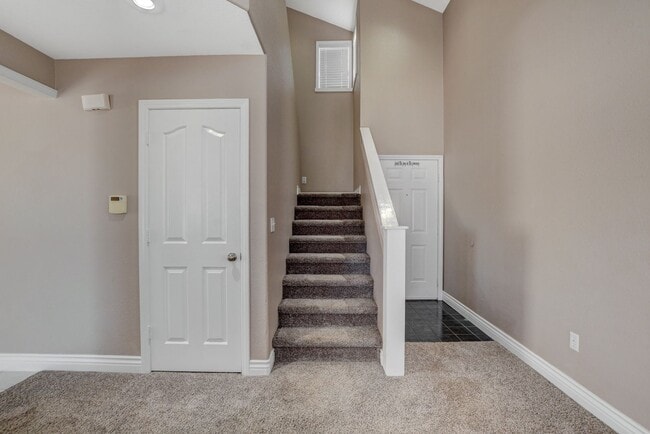 Foto del edificio - Spacious 4-Bedroom Home in Prime Location!