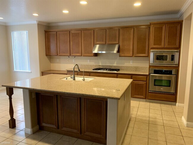 Building Photo - 5 br, 4.5 bath House - 13359 Breton Ct