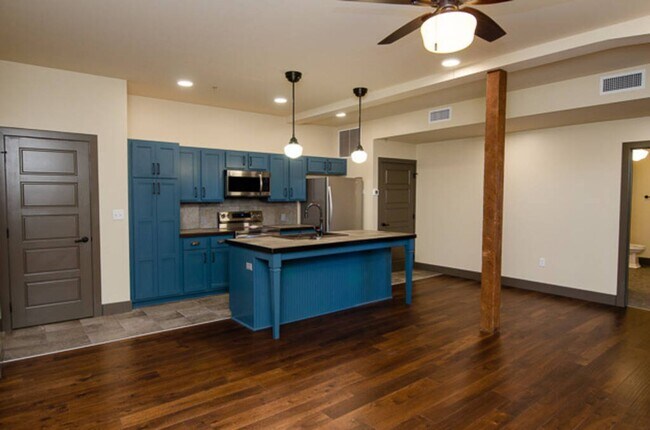 Foto del edificio - C Street Loft Available Mid August