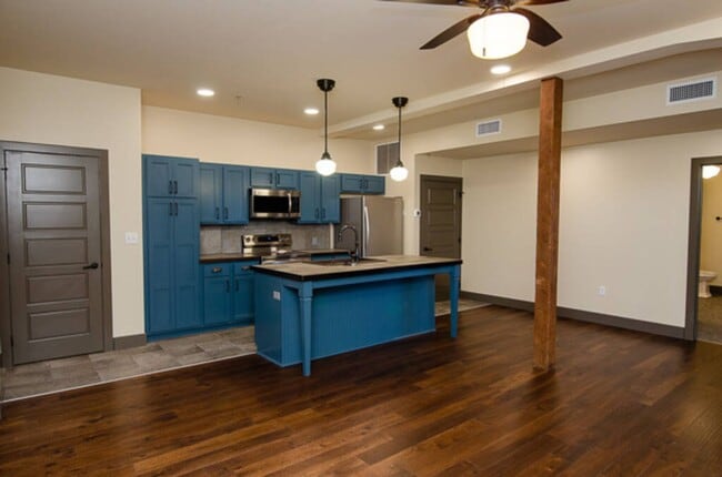 Building Photo - C Street Loft Available Mid August
