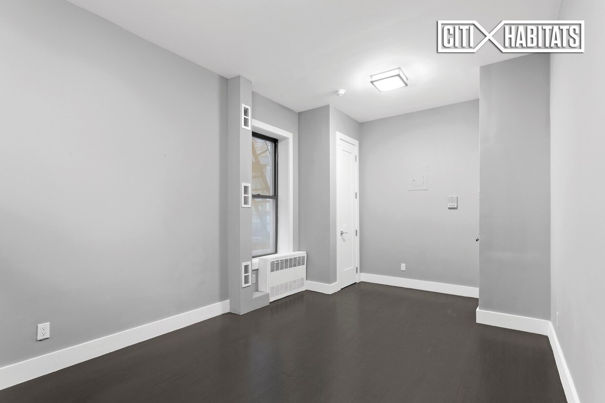 Building Photo - 154 E 106th St