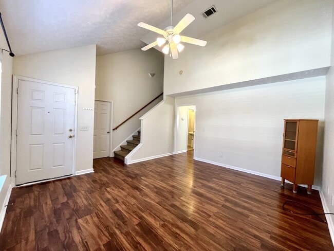 Building Photo - "Charming 3-Bedroom Home with 2.5 Baths in La Vergne – Your Perfect Retreat Awaits!"