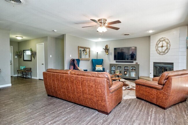 Foto del edificio - Pre-Leasing - 3 bed 2 bath