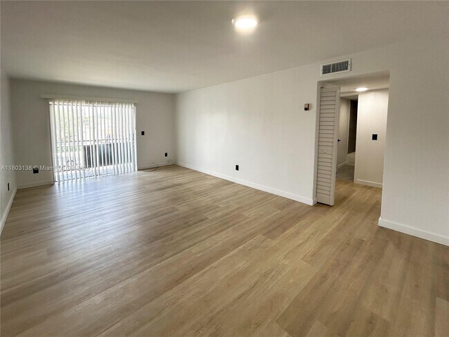 Foto del edificio - 888 NE 132nd St