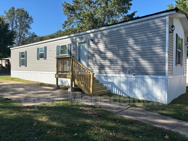 Building Photo - 16 English Village Park
