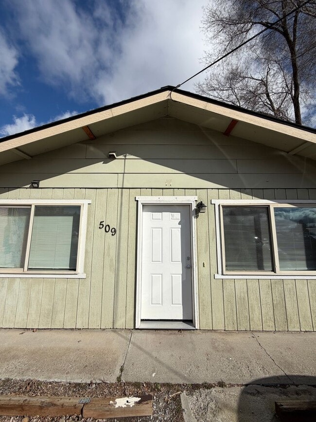 Foto del edificio - 2 Bed 1 Bath Duplex with Off Street Parking