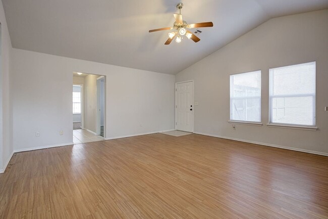 Building Photo - Beautiful 3BD/2BTH Duplex in Norman!