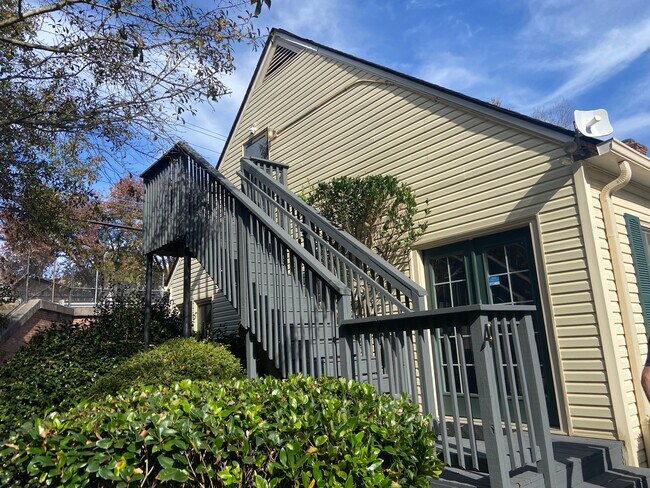 Building Photo - 3069 Colonial Way