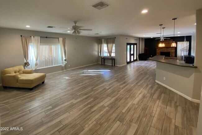 Building Photo - 2667 E Fox St