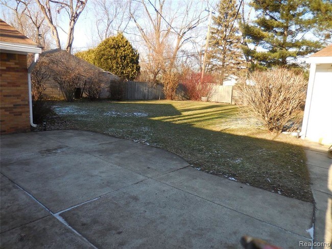Building Photo - 2562 Ivanhoe Dr