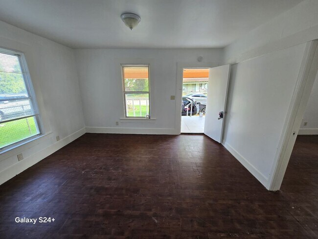 Foto del edificio - 755 Doucette Ave