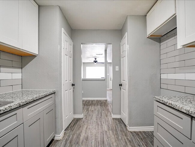 Foto del edificio - 5117 Lavender St