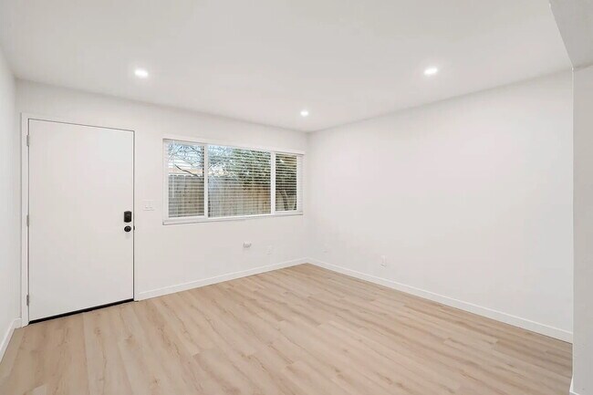 Foto del edificio - AVAILABLE NOW - 1 Bedroom, 1 Bath Coastal Apartment