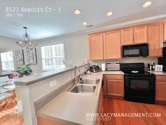 Foto del edificio - 8523 Arboles Ct