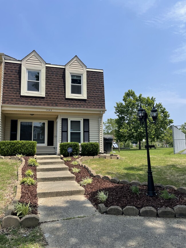Building Photo - 1542 Jameson Dr