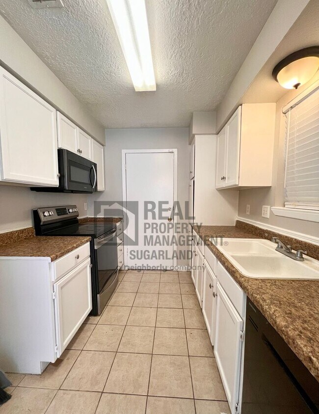Building Photo - Beautiful One Story Home
