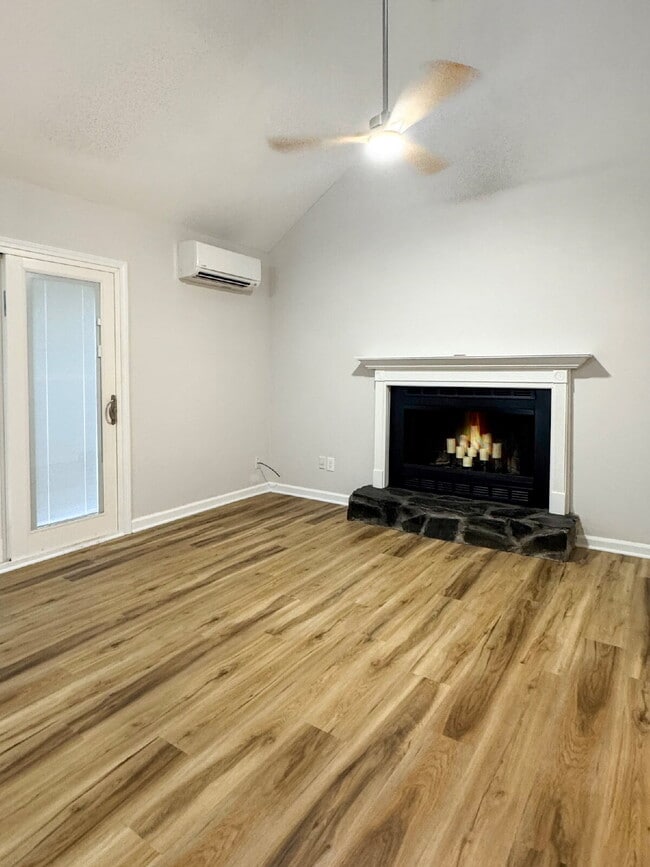 Building Photo - Completely Renovated Duplex with Garage Available For Rent