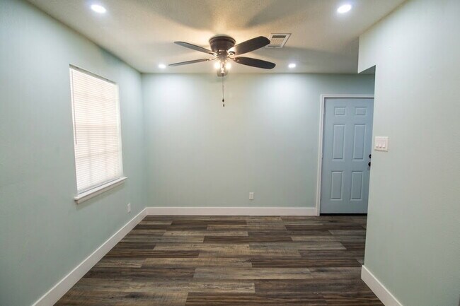 Foto del edificio - Updated West Pensacola 3BR Home with Luxury Plank Flooring, Modern Kitchen, 1-Car Garage & Large ...