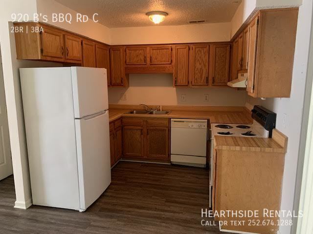 Building Photo - "Charming 2-Bed, 2.5-Bath Apartment in Gre...