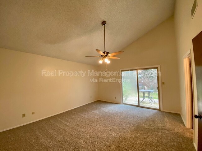 Foto del edificio - 6141 N West Ave