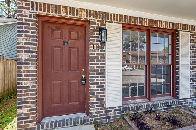 Building Photo - 2 Bedroom, 1.5 Bathroom Townhome - Summerville