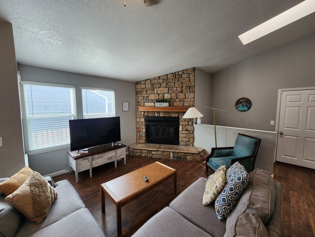 Building Photo - Stunning 3 Bed 1 Bath Unit With Deck!