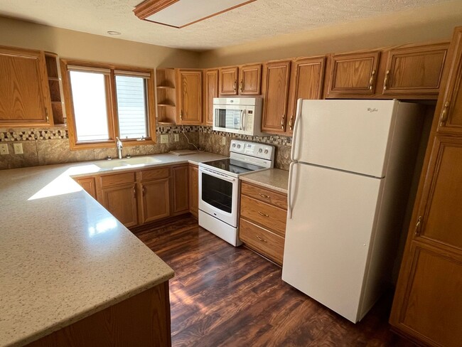 Building Photo - Spacious East Lincoln Townhome