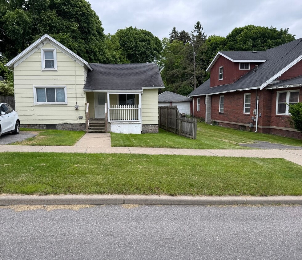Primary Photo - 53 W High St