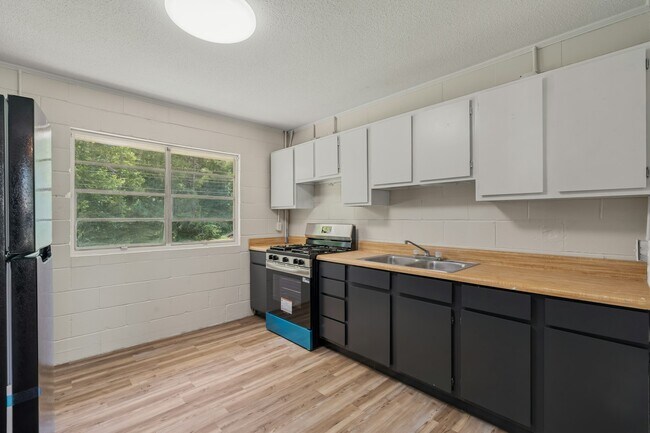 Building Photo - 13 E Westover Dr