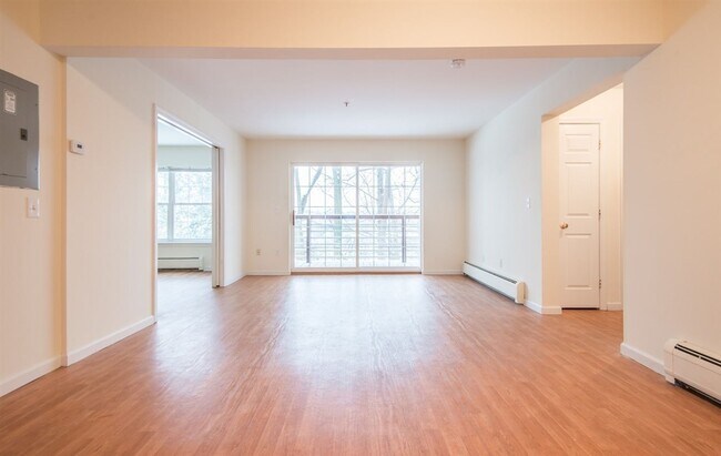 Building Photo - Gorgeous 3 BR Condo HEAT INCLUDED & Pool