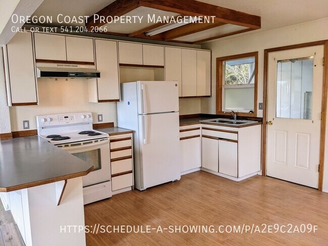 Foto del edificio - 2 bedroom home with detached garage and bo...