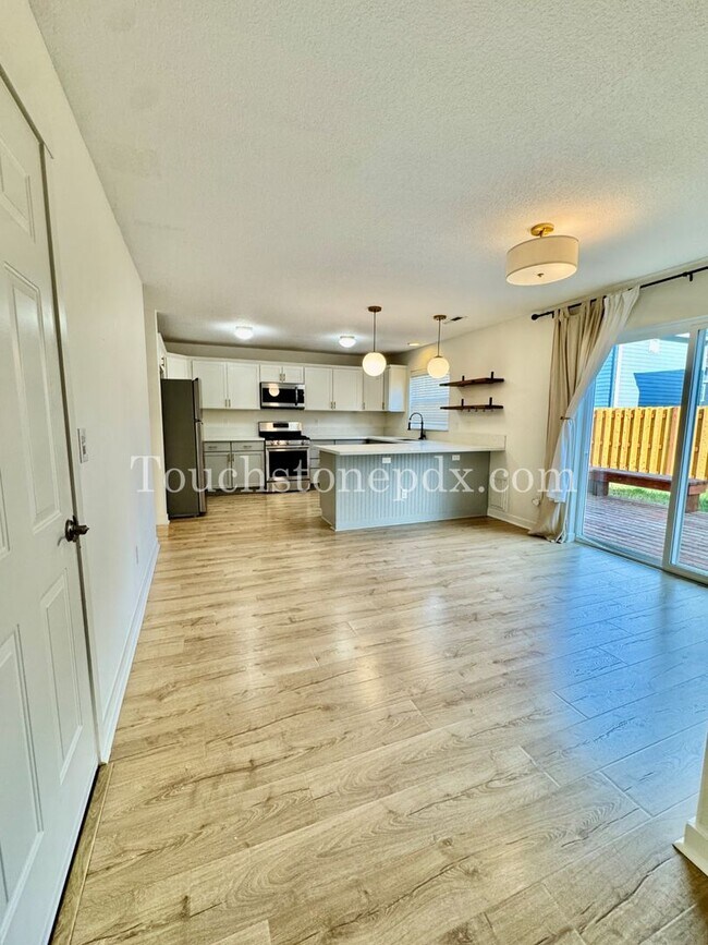 Foto del edificio - Sprightly 4BD|2.5 BA Home Near Molalla River