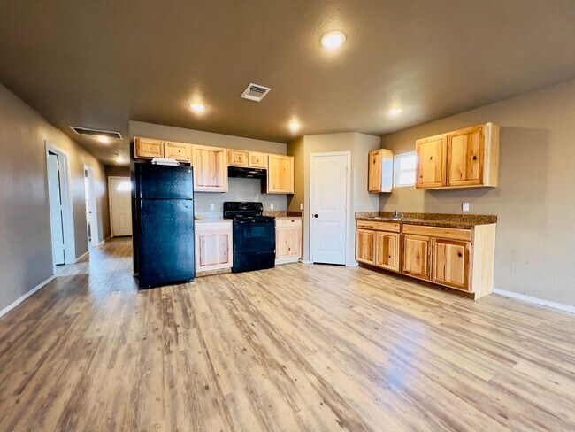 Building Photo - $500 MOVE-IN SPECIAL: Great 3/2/1 Near Buf...