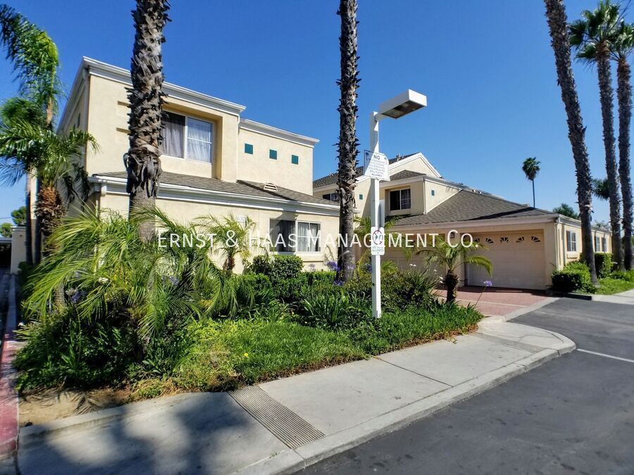 Foto principal - Beautiful 3 Bedroom 2 Bath Top Floor Condo...