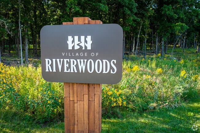 Riverwoods, Illinois is bookended by expansive woodlands and forest preserves.
