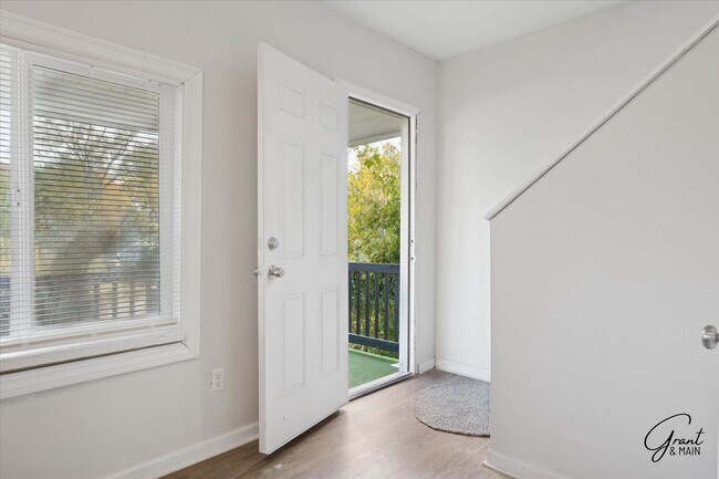 Foto del edificio - $1200 2 bedroom large home