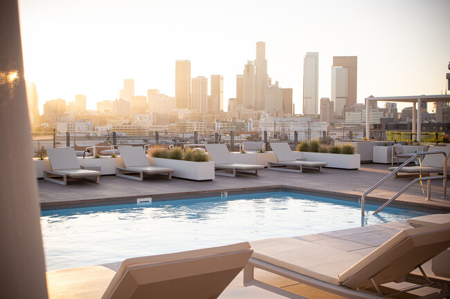 Resort-like rooftop pool/hot tub deck with cabanas, wifi, grills, and gym - 530 S Hewitt St