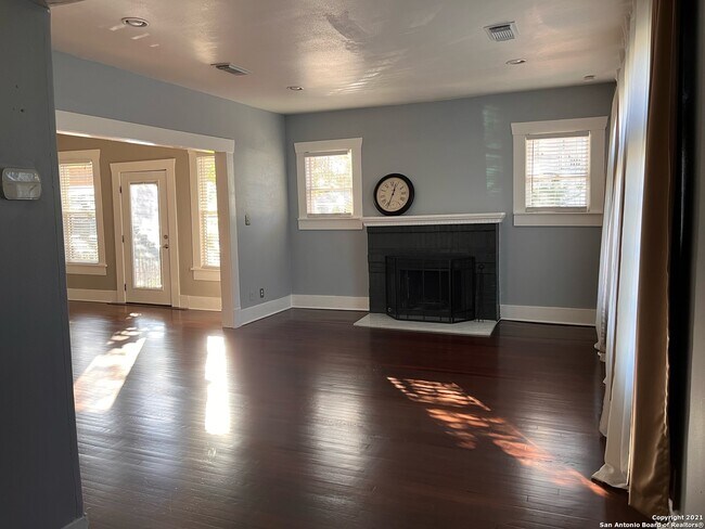 Photo - 502 E Locust St Apartment