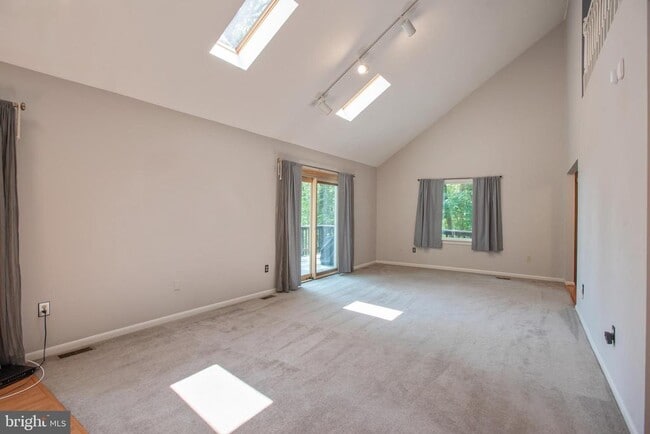 Building Photo - 1619 Summit Dr