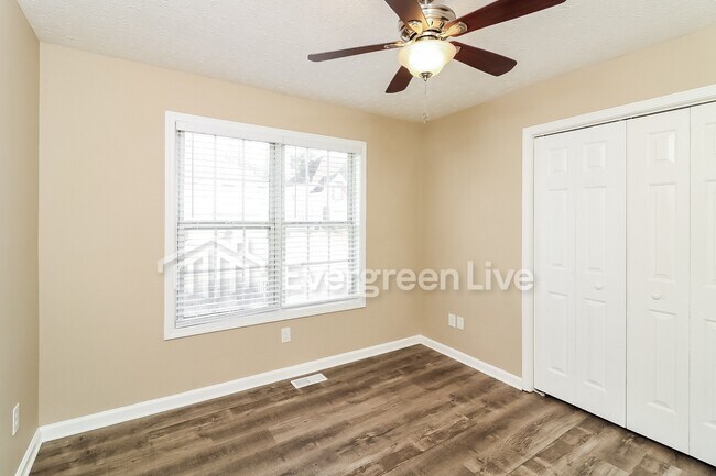 Building Photo - 2385 Lake Royale Dr