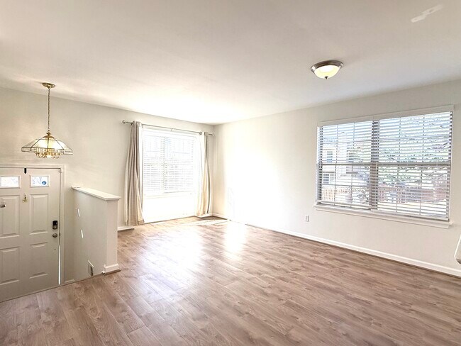 Foto del edificio - 1971 Darlington Loop