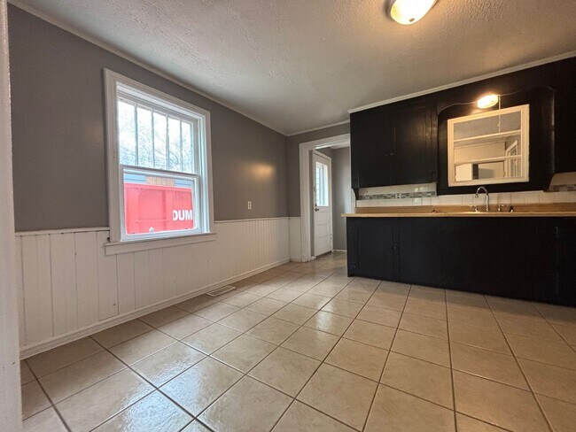 Building Photo - 3 BEDROOM 1.5 BATHROOM