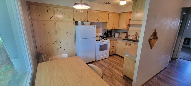 Kitchen/Dining - 606 S 8th Ave