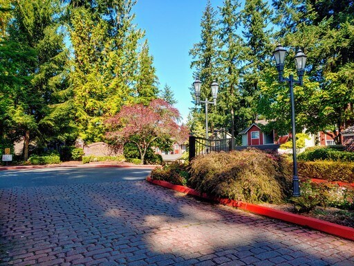 Foto del edificio - Lovely Condo in the Woods - Deck - Carport - FP - Closets - WD/DW - Fitness Center - Pools